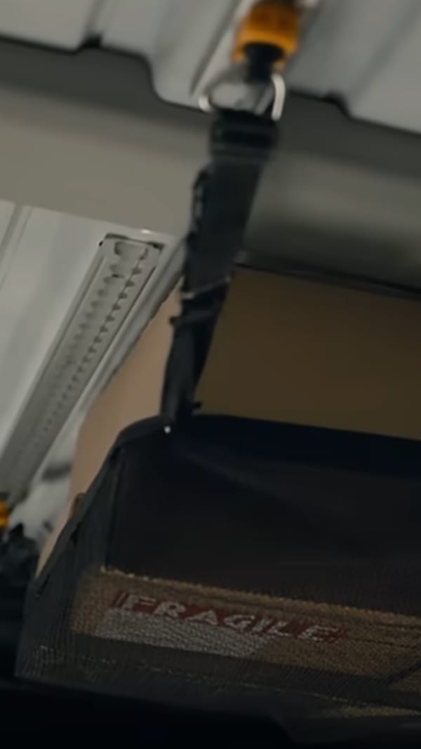 Nahaufnahme der Roof-L-Track-Dachschiene, montiert an der Laderaumwand des Kia PV5